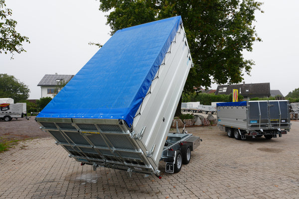 Anhänger mit Flachplane
