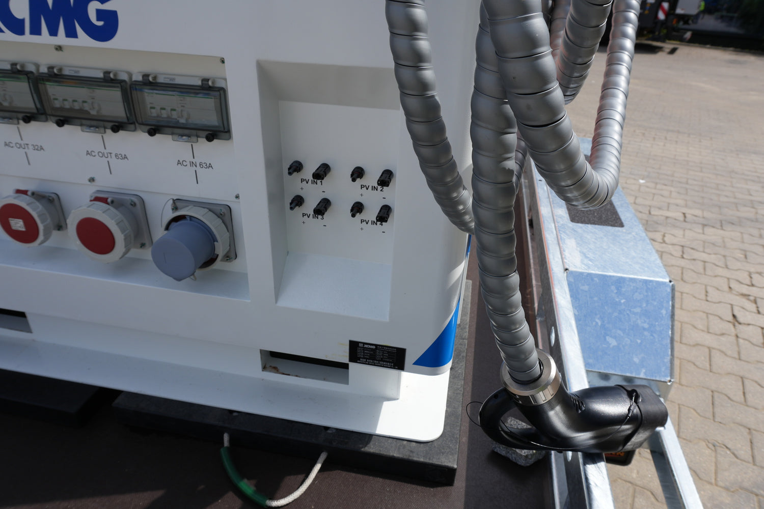 Anschlussfeld des XCMG BESS 200 kWh mit Lade- und Stromanschlüssen