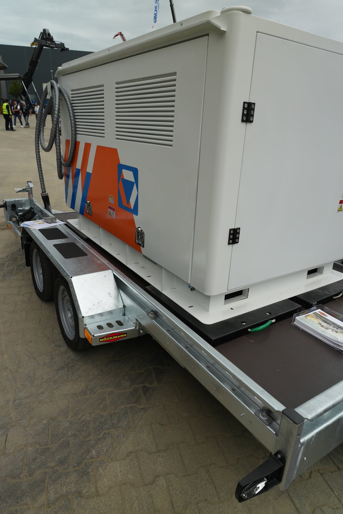 Heckansicht des mobilen XCMG BESS 200 kWh Batteriespeichers auf Anhänger