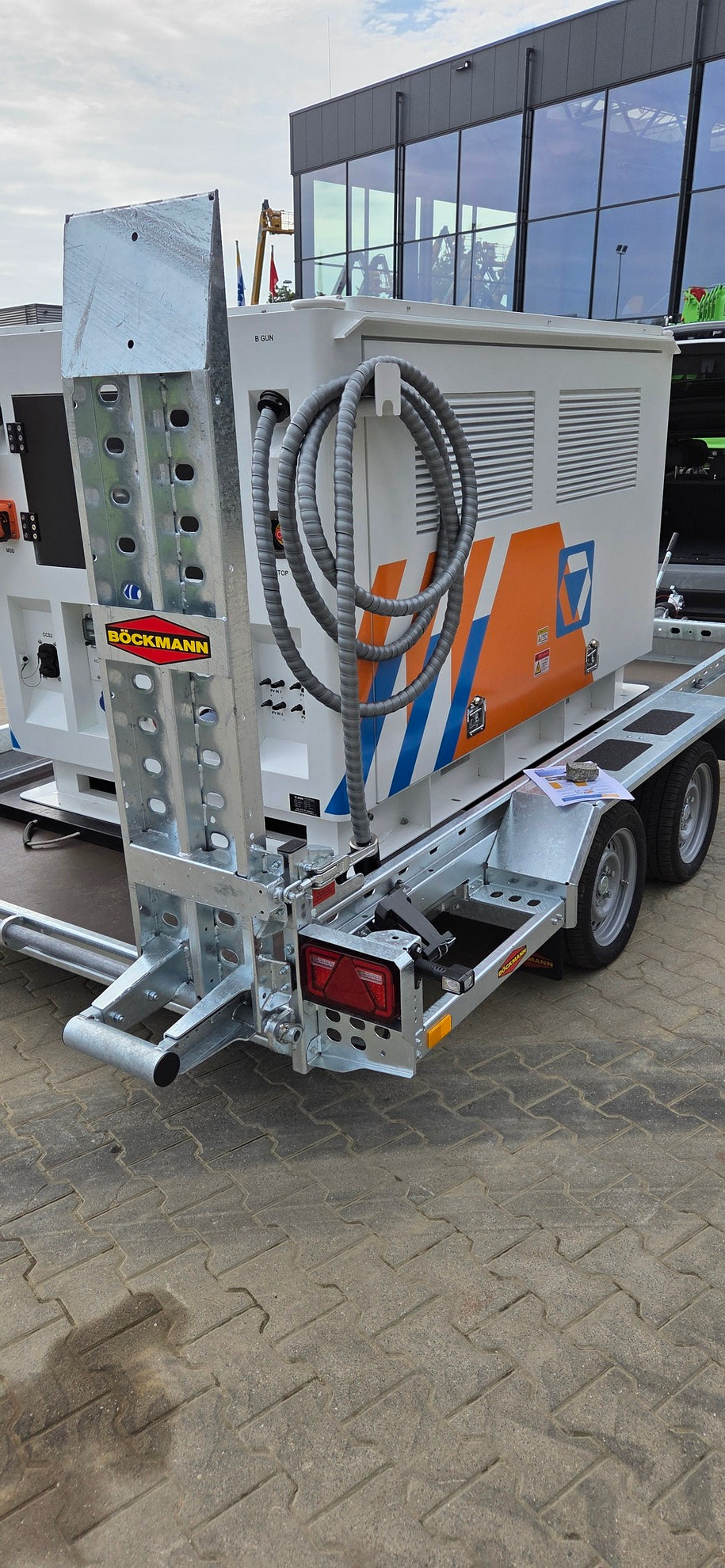Ladeanschlüsse auf der Rückseite des XCMG BESS 200 kWh Batteriespeichers