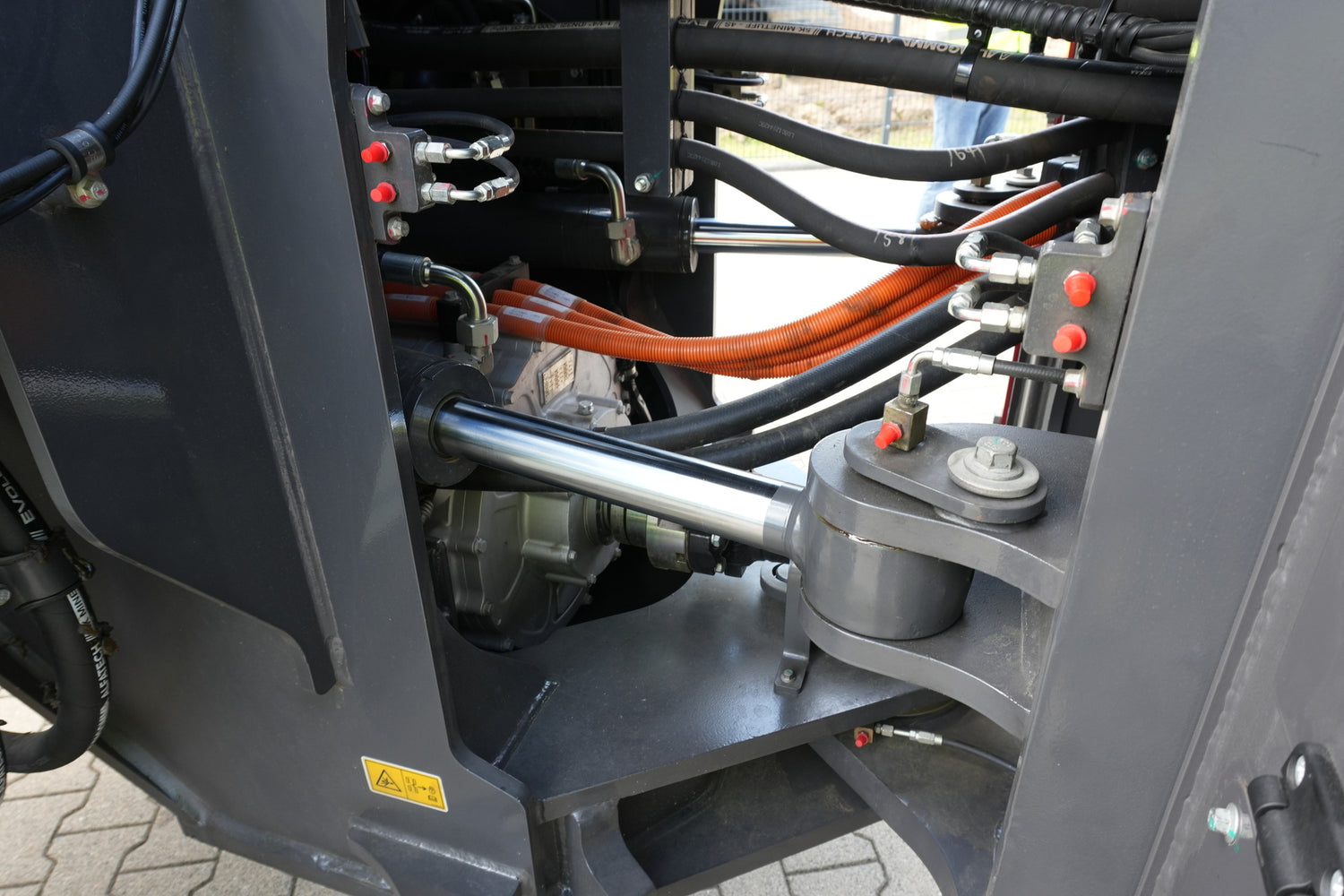 Vorderer elektrischer Fahrmotor des XCMG XC948EV für einen effizienten und kraftvollen Antrieb.