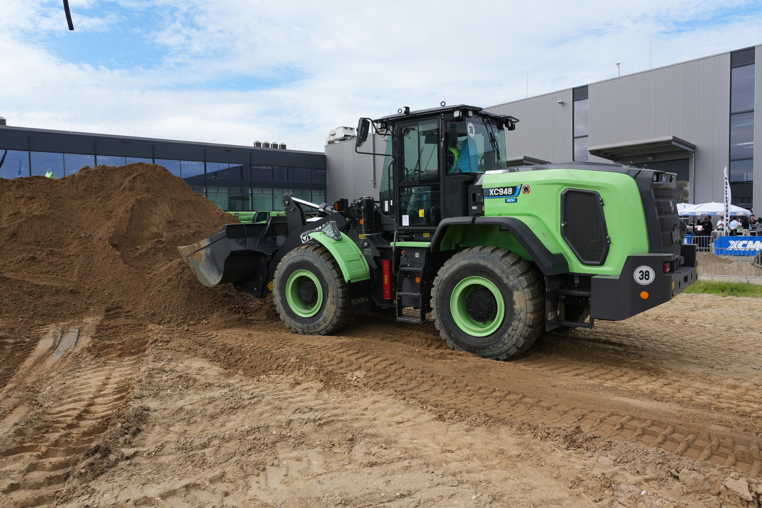 Elektrischer XCMG XC948EV beim Materialumschlag auf einer Baustelle.