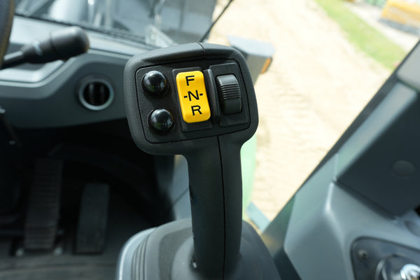 Joystick im XCMG XC948EV Elektro-Radlader.