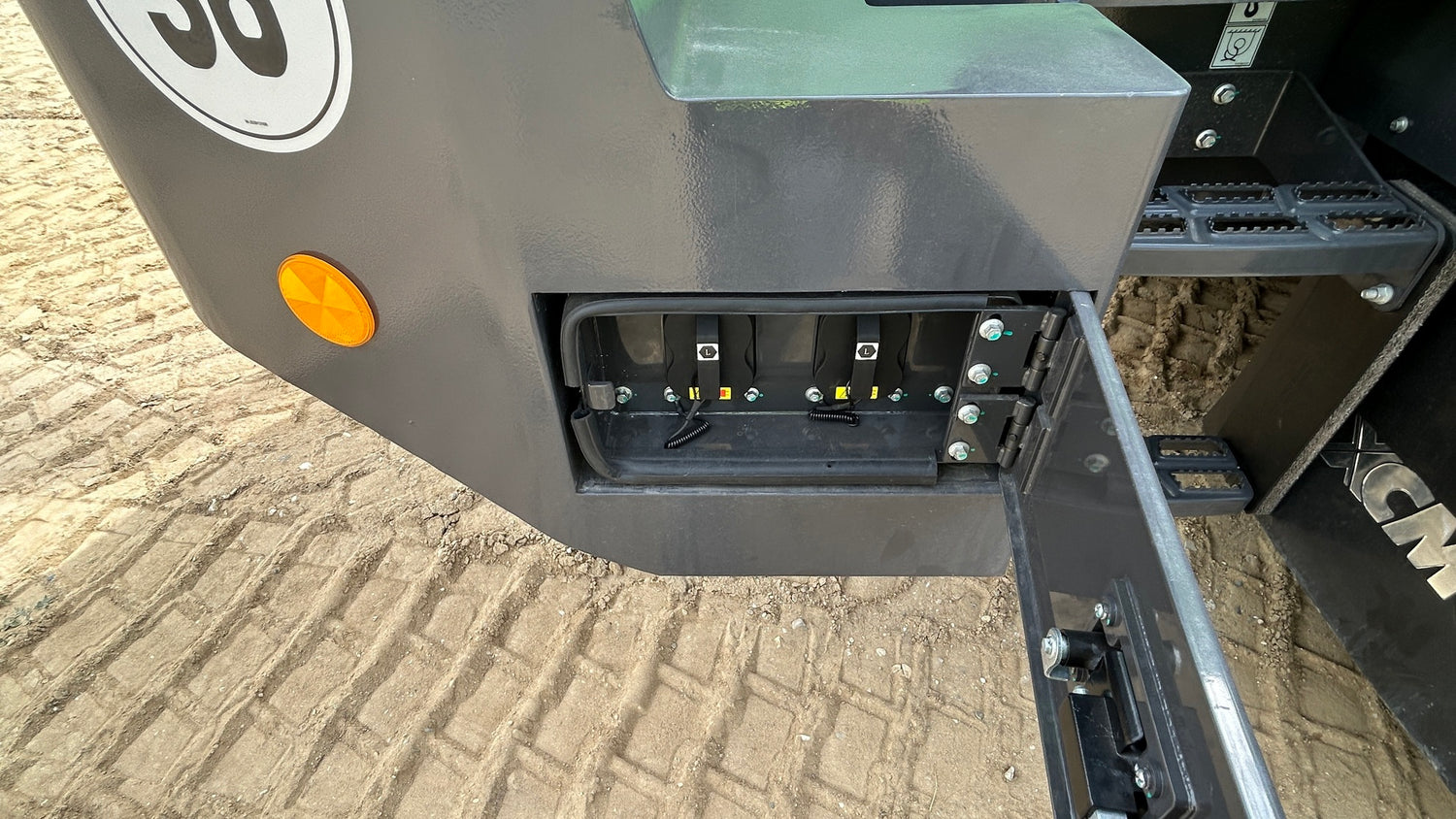 CCS2-Schnellladeanschluss des XCMG XC948EV für kurze Ladezeiten und hohe Einsatzbereitschaft.